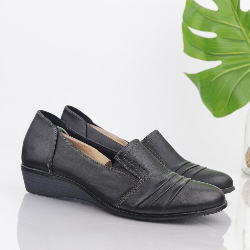 Earth Origins Womens Laughlin Loafers Size 9.5 Black Leather Wedge Pleated Shoes